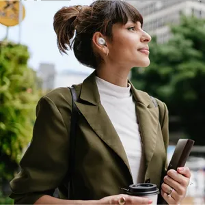 هدفون بلوتوثی سامسونگ مدل Galaxy Buds FE با نویز کنسلینگ فعال (ANC)، درگاه شارژ USB Type-C، دارای میکروفون دوگانه، مقاوم در برابر رطوبت و عرق - بندانگشتی 17